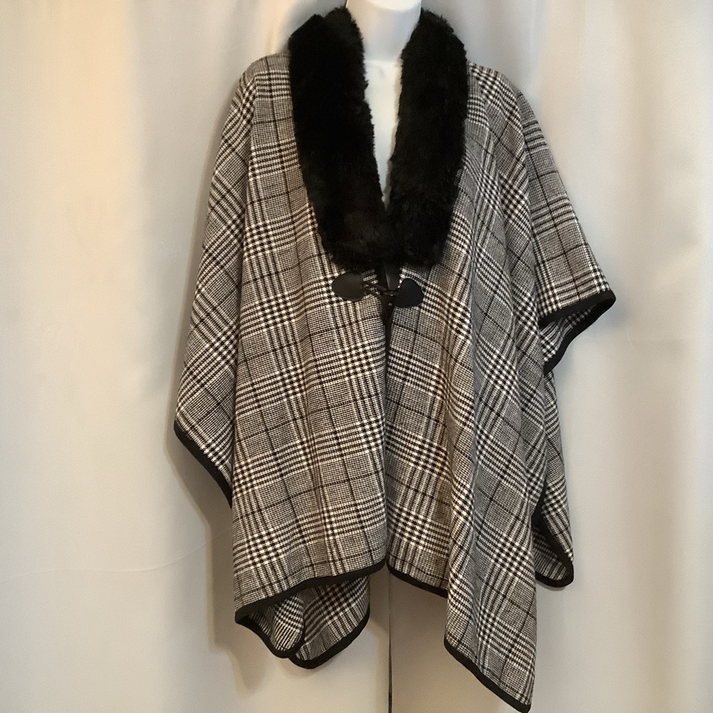 LA Express Cape Women’s OS Faux Fur Collar Loose Fit Plaid Black White